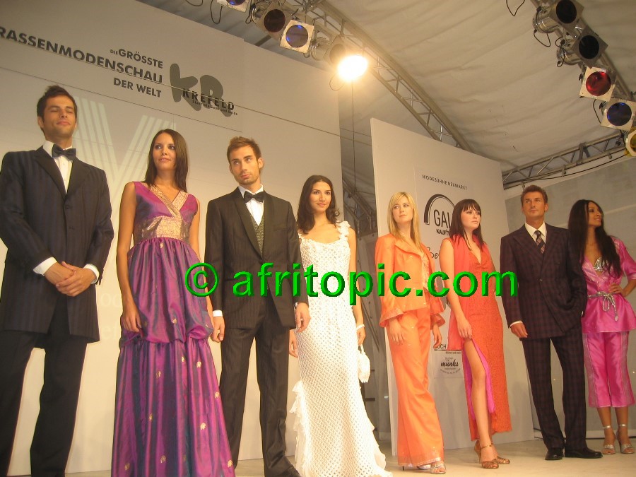 ../Images/Krefeld-Strssenmodenschau-2005 701.jpg